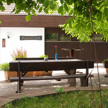 Sitzgelegenheit unterm Nussbaum